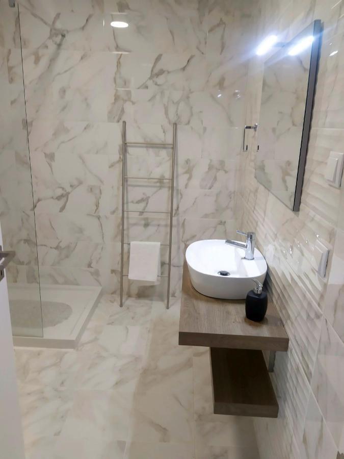 Hall 92 Quartos Com Wc Em Moradia Com Piscina A-Das-Lebres Loures Eksteriør bilde