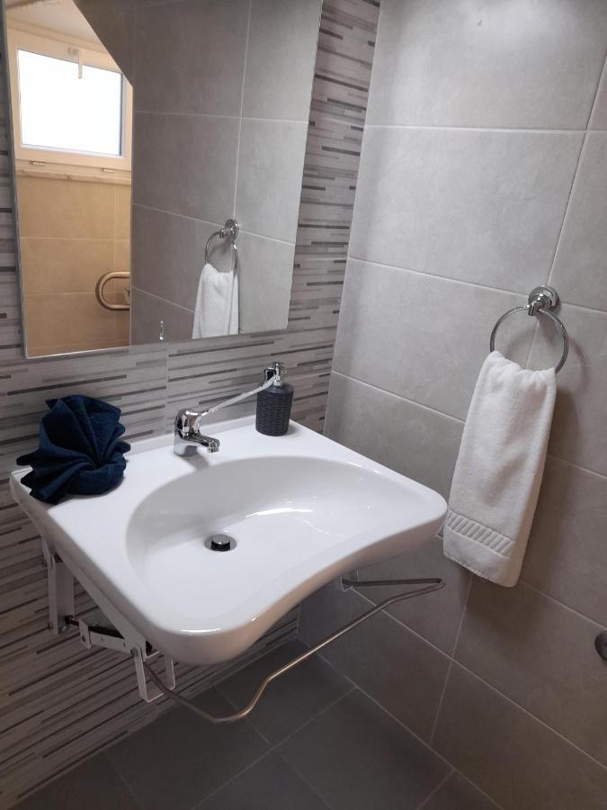 Hall 92 Quartos Com Wc Em Moradia Com Piscina A-Das-Lebres Loures Eksteriør bilde